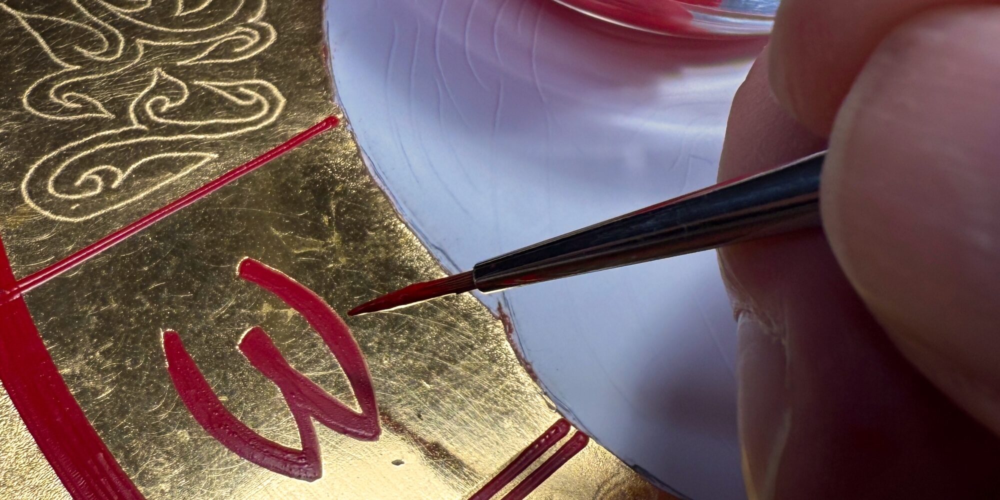 Detail uit het atelier: icoonschilderen in uitvoering